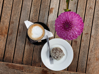 Romkugle og kaffe på terrassen